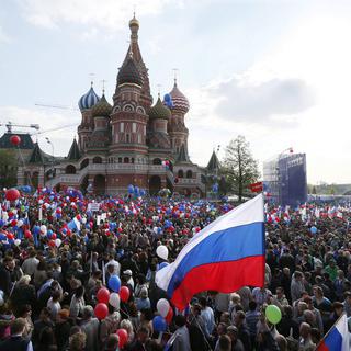 Plus de 100'000 manifestants ont célébré la Fête du 1er mai à Moscou. [EPA/Yuri Kochetkkov]