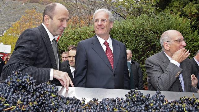 Jean-René Germanier (à gauche), sur son domaine de Vétroz, lors d'une visite du président hongrois Laszlo Solyom (au centre) en 2008. On reconnaît à droite Pascal Couchepin, alors président de la Confédération. [OLIVIER MAIRE]