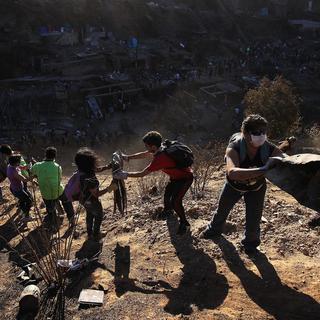 La population de Valparaiso travaille d'arrache-pied pour reconstruire les 5500 maisons détruites dans un incendie meurtrier. [Mario Ruiz - EPA]