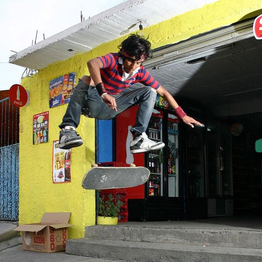 Le kickflip est une figure de skateboard inventée par Rodney Mullen. [wikimediacommons]