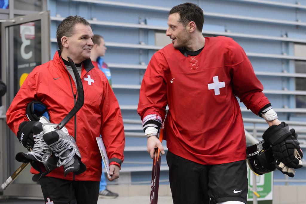 Sean Simpson et Mark Streit affûtent leur stratégie pour affronter la Suède. [KEYSTONE - LAURENT GILLIERON]