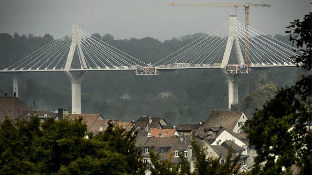 La construction du pont de la Poya devrait finalement coûter 211 millions de francs, contre les 120 prévus initialement. [Keystone - Laurent Gilliéron]