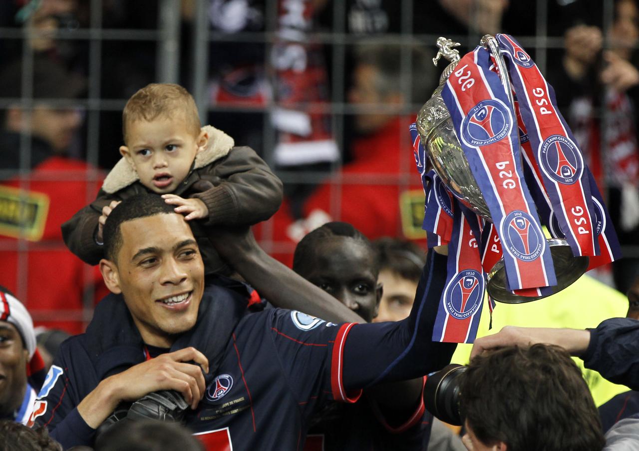 Guillaume Hoarau ici avec son fils après la victoire en Coupe de France avec le PSG en 2010. [REUTERS - Charles Platiau]