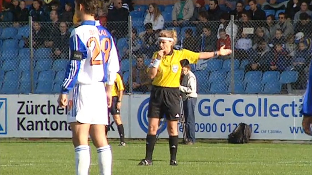 Nicole Petignat fait preuve d'autorité sur le terrain de football.