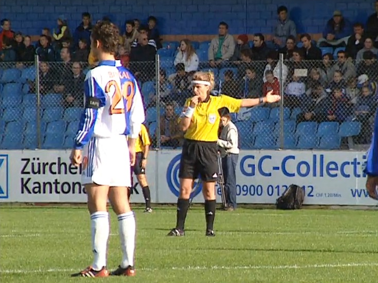 Nicole Petignat fait preuve d'autorité sur le terrain de football.