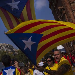 Une foule rouge et or réclame un référendum sur l'indépendance catalane [AP Photo/Emilio Morenatti]
