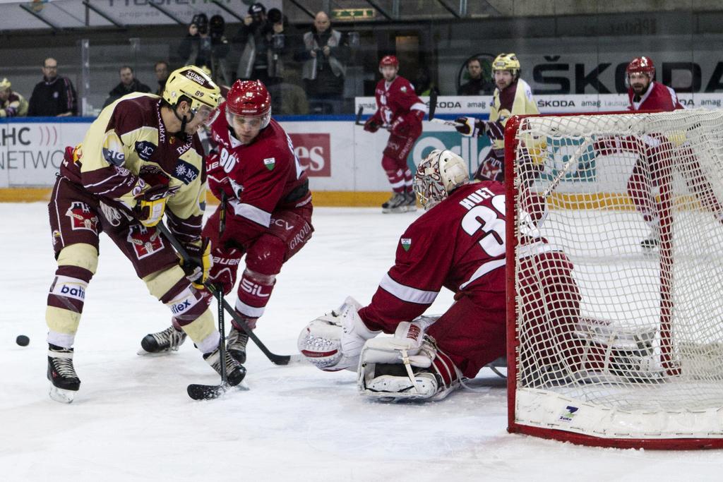 Cody Almond (en jaune) et les Genevois ont longtemps buté sur Cristobal Huet. [Keystone - Aline Staub]