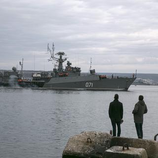 Un navire de la marine russe à l'entrée du port de Sébastopol en Crimée. [Reuters - Baz Ratner]