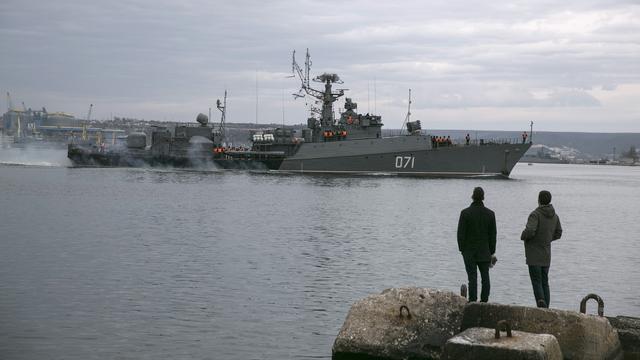 Un navire de la marine russe à l'entrée du port de Sébastopol en Crimée. [Reuters - Baz Ratner]