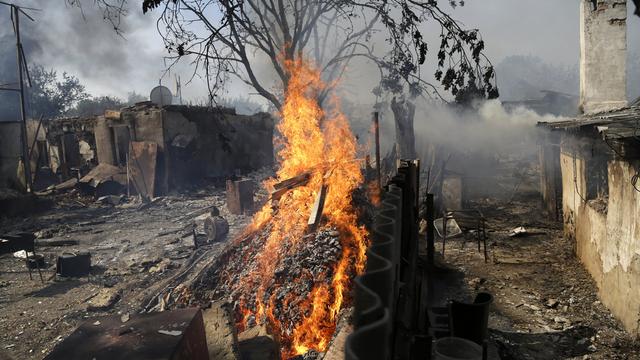 Des maisons brûlent après avoir été touché par un obus à Donetsk, le dimanche 7 septembre. De fortes explosions ont été entendues dimanche matin à la périphérie de la principale ville tenue par les rebelles près de l'aéroport. [Sergei Grits]