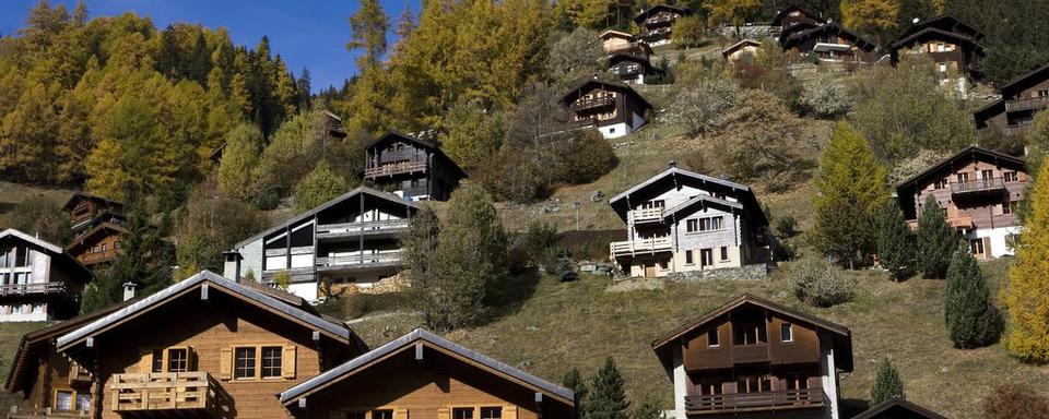 Le Conseil fédéral soutient la réaffectation de tout logement qui existait avant l'acceptation de l'initiative Weber (ici, le village de Grimentz, en Valais). [Jean-Christophe Bott]