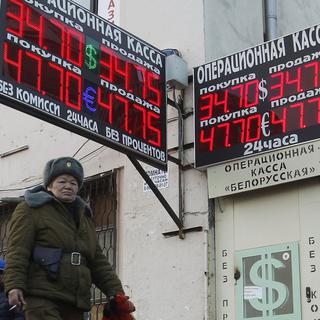 Le rouble a poursuivi sa chute lundi sur le marché des changes. [Maxim Shemetov]