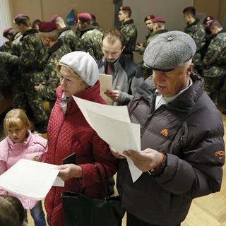 Des électeurs ukrainiens dans un bureau de vote de Kiev, le 26 octobre 2014. [Gleb Garanich]