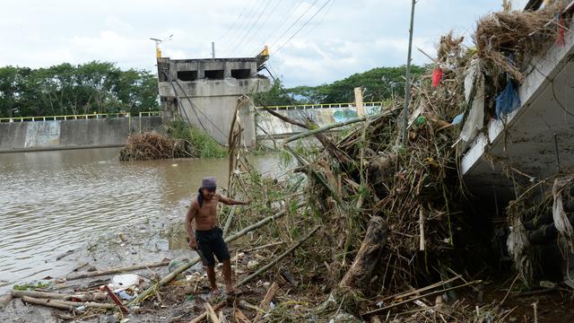 Un habitant de Batangas aux Philippines, au lendemain du passage du typhon, le 17 juillet 2014. [TED ALJIBE]