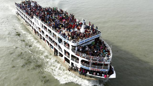 Un ferry sur une rivière du Bangladesh, près de la capitale Dacca.