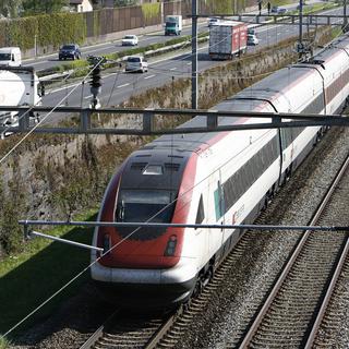 La nouvelle voie CFF entre Lausanne et Genève pourrait longer l'autoroute A1. [Laurent Gillieron]