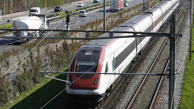 La nouvelle voie CFF entre Lausanne et Genève pourrait longer l'autoroute A1. [Laurent Gillieron]