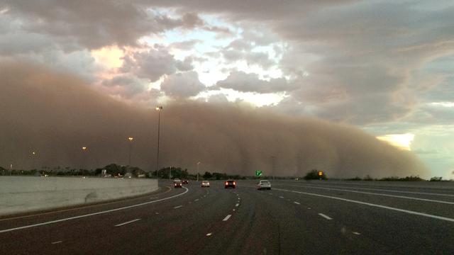 La tempête de poussière a recouvert plusieurs quartiers de la ville de Phoenix dans l'Arizona. [Katie Oyan]