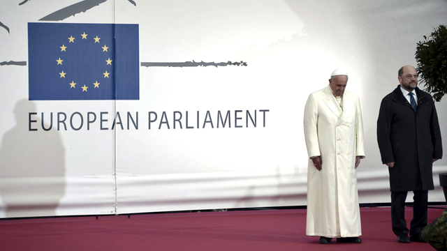 Le pape François aux côtés du président du Parlement européen Martin Schulz. [AP/Keystone/pool - Frederick Florin]