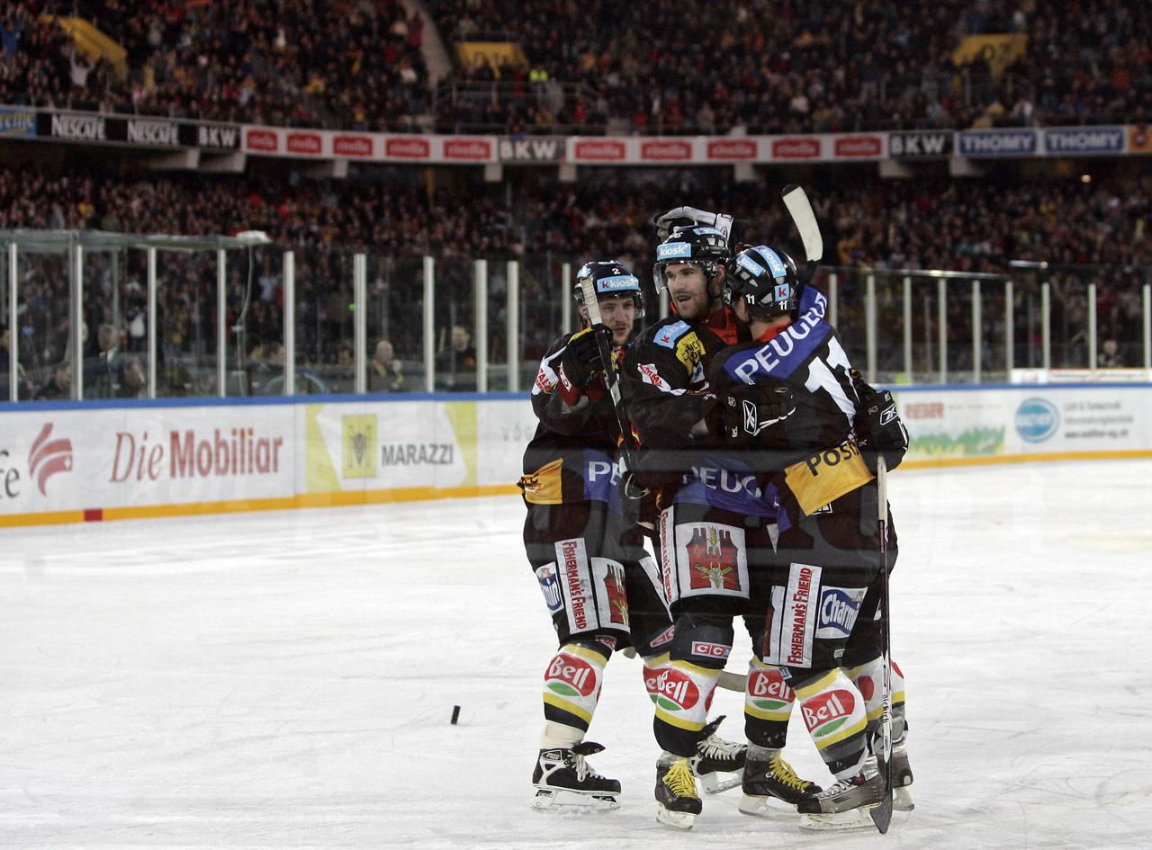 Dubé (au centre) lors du match en plein air à Berne en 2007. [EQ Images - Manu Friederich]