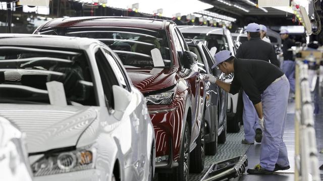 Des ouvriers Toyota font l'inspection de la peinture pour le nouveau véhicule de véhicules Lexus sur une ligne d'assemblage au Japon. [KIMIMASA MAYAMA]