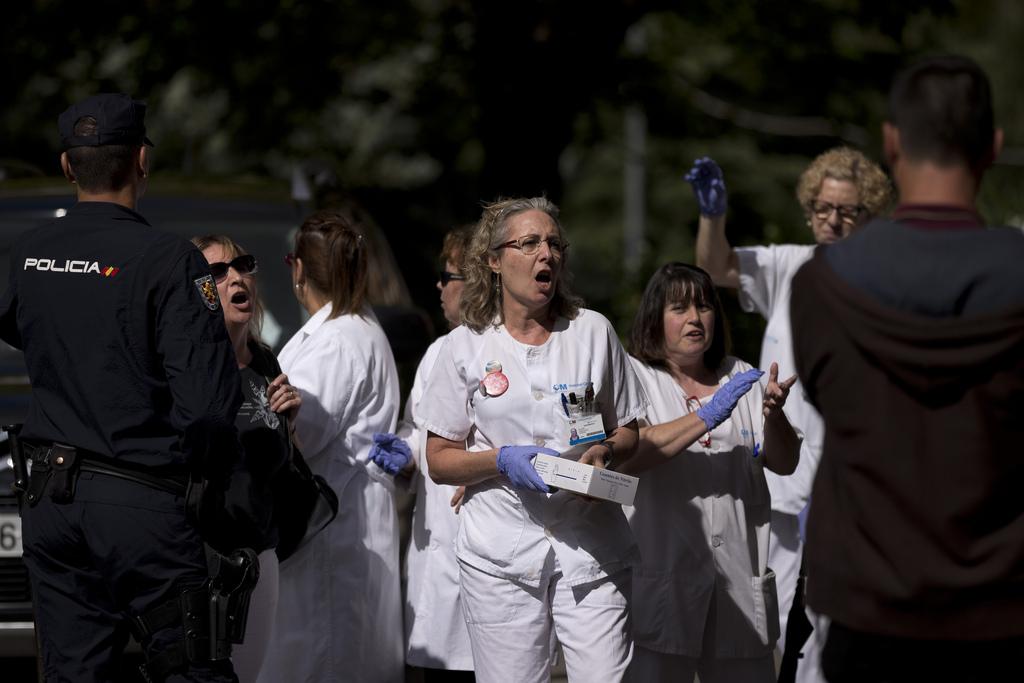 Une manifestation du personnel soignant à Madrid pour dénoncer la gestion de la crise par le gouvernement et la mauvaise information des personnes concernées. [AP Photo - Daniel Ochoa de Olza]
