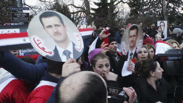 Plusieurs dizaines de partisans du président Bachar al-Assad se trouvaient mercredi à Montreux. [Kinda Makieh]