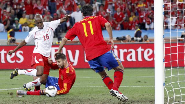 Pour son 1er match à la Coupe du monde 2010 en Afrique du Sud, la Suisse affronte l'Espagne et s'offre un exploit historique. Un but "sorti de nulle part" de Gelson Fernandes (52e) permet aux Helvètes de l'emporter 1-0 face au futur Champion du monde! [Michael Buholzer]