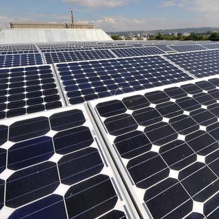 Romande Energie dispose d'une installation photovoltaïque de 15'000 mètres carrés sur les toits de l'EPFL. [Dominic Favre]