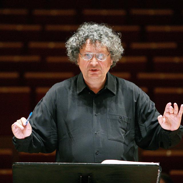 René Jacobs dirige le Freiburger Barockorchester à la salle Pleyel, à Paris, le 14 juin 2008. [AFP - Fred Toulet]