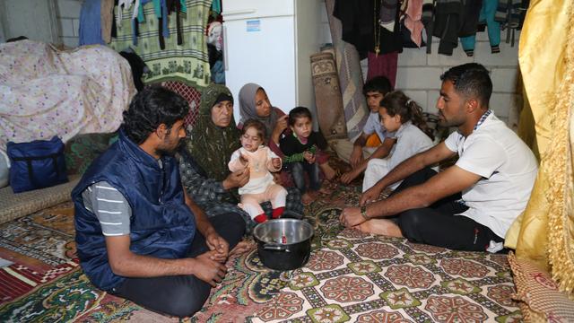 Des réfugiés syriens qui ont fuit la guerre civile dans leur pays, le 11 avril 2014, dans la province de Hatay en Turquie. [Cem Genco / Anadolu Agency]