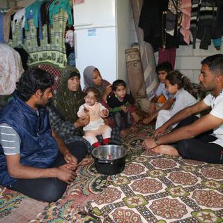 Des réfugiés syriens qui ont fuit la guerre civile dans leur pays, le 11 avril 2014, dans la province de Hatay en Turquie. [Cem Genco / Anadolu Agency]