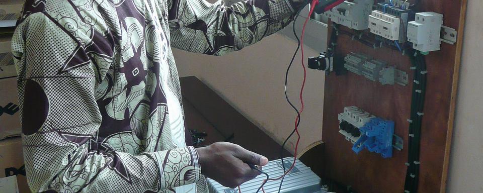 Guy Ngounou, ingénieur, dans le laboratoire CURES de l’Ecole Polytechnique de Yaoundé. [Frédéric Pfyffer]