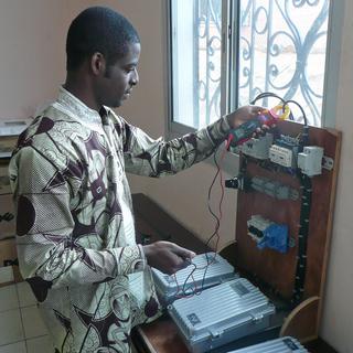 Guy Ngounou, ingénieur, dans le laboratoire CURES de l’Ecole Polytechnique de Yaoundé. [Frédéric Pfyffer]