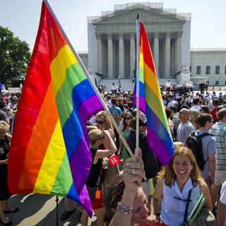 Des activistes soutiennent le mariage gay devant la cour suprême américaine à Washington en juin 2013. [AFP PHOTO / MLADEN ANTONOV]