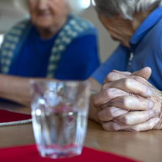 Selon l'OFS, quelque 32'000 personnes âgées en Suisse souhaiteraient être aidées dans leurs activités quotidiennes. [Martin Ruetschi]