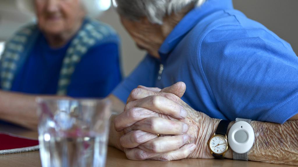 Selon l'OFS, quelque 32'000 personnes âgées en Suisse souhaiteraient être aidées dans leurs activités quotidiennes. [Martin Ruetschi]