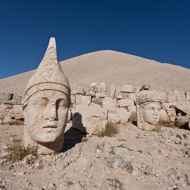 Vestige des statues de pierre colossales du Mont Nemrut, en Turquie. [Alex Ishchenko]