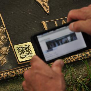 Une société américaine a commencé la première à fournir un service de codes à scanner à ajouter à la pierre tombale de son proche décédé. [Guillaume MEYER]