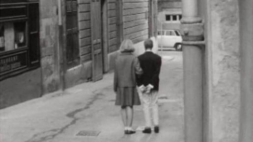 Marcher en couple dans la rue, une affaire de bonnes manières. [RTS]