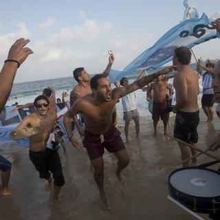 Des fans en fête sur une plage de Rio. [AP Photo/Silvia Izquierdo]
