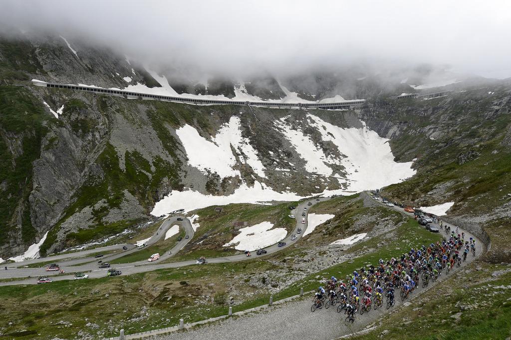 Le col du Gothard n'a pas été le théâtre de bagarres au sein des favoris. [KEYSTONE - Jean-Christophe Bott]