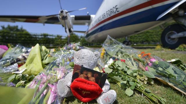 Hommage aux victimes sur le tarmac de l'aéroport d'Eindhoven aux Pays-Bas, ce mercredi 23 juillet, avant l'arrivée des premières dépouilles.