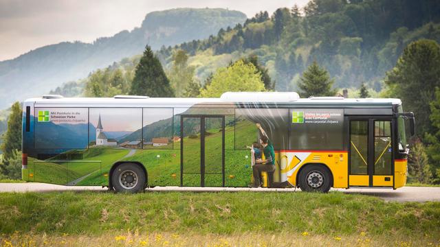 C'est assis dans une atmosphère de forêts et de prairies que les passagers de ce car postal pourront se faire une idée des beautés de nos parcs nationaux. [CarPostal]