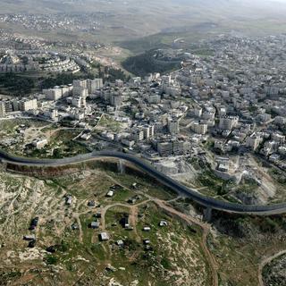 Vue aérienne d'une partie du mur séparant Israël et les territoires palestiniens. [KEYSTONE - EPA/Abir Sultan]