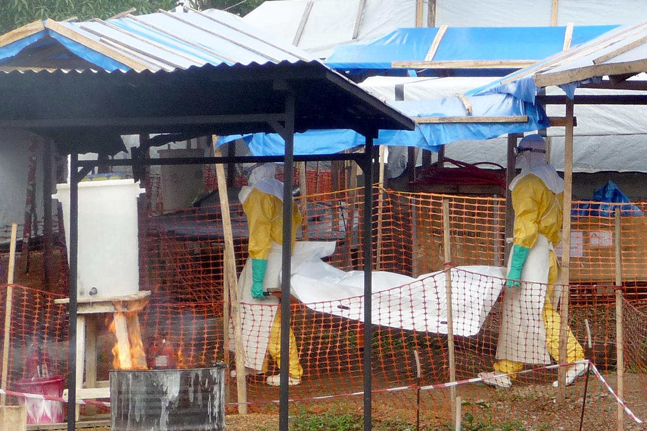 Deux employés du centre de traitement de Guéckédou en Guinée.