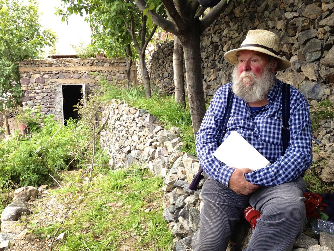 Jacques Cesa dans une bergerie de l’Atlas. [Dominique Clément]