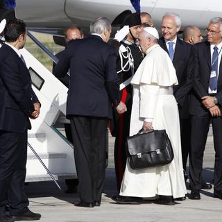 Le pape François sur le point  de monter à bord de l'avion d'Allitalia qui doit l'emmener dans la ville d'Amman, en Jordanie. [AP Photo - Riccardo De Luca]