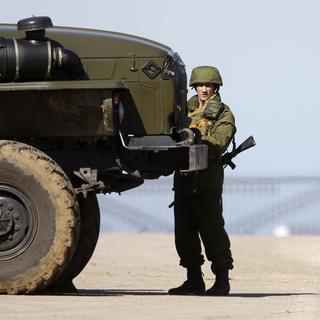 Un soldat des forces russes prêt à lancer l'assaut contre les bases militaires ukrainiennes en Crimée.