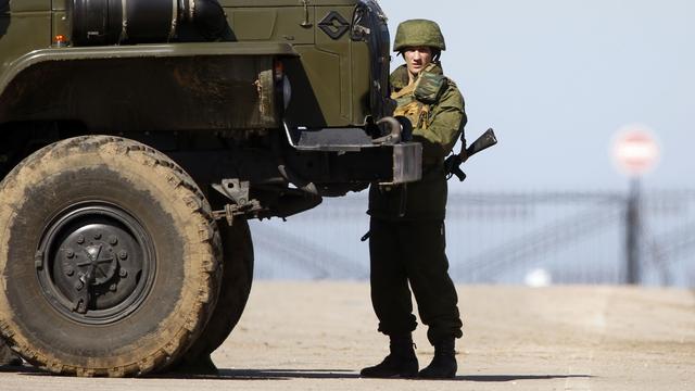 Un soldat des forces russes prêt à lancer l'assaut contre les bases militaires ukrainiennes en Crimée.